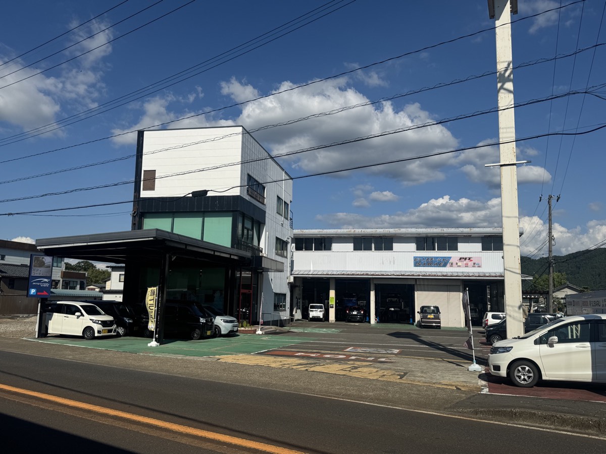 鯖江市鳥羽の本社工場。整備ピットのシャッターが開いている